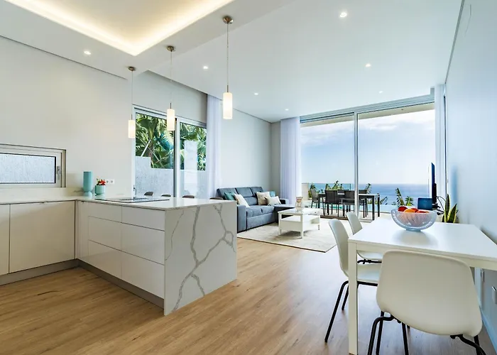 Anita ,beautiful Sunset Villa Arco da Calheta (Madeira)